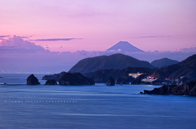堂ヶ島の海と富士山の夕景