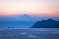 夕暮れの富士と西伊豆の海