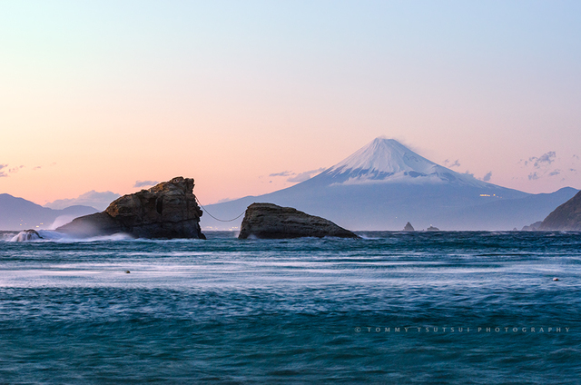 残照の富士山と雲見牛着岩