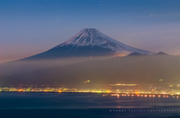 富士山と駿河湾沿いの夜景